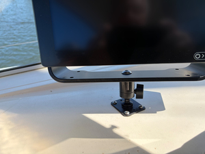 Kartenplotter mit Kugelgelenkhalter auf einem Boot montiert (1/1)